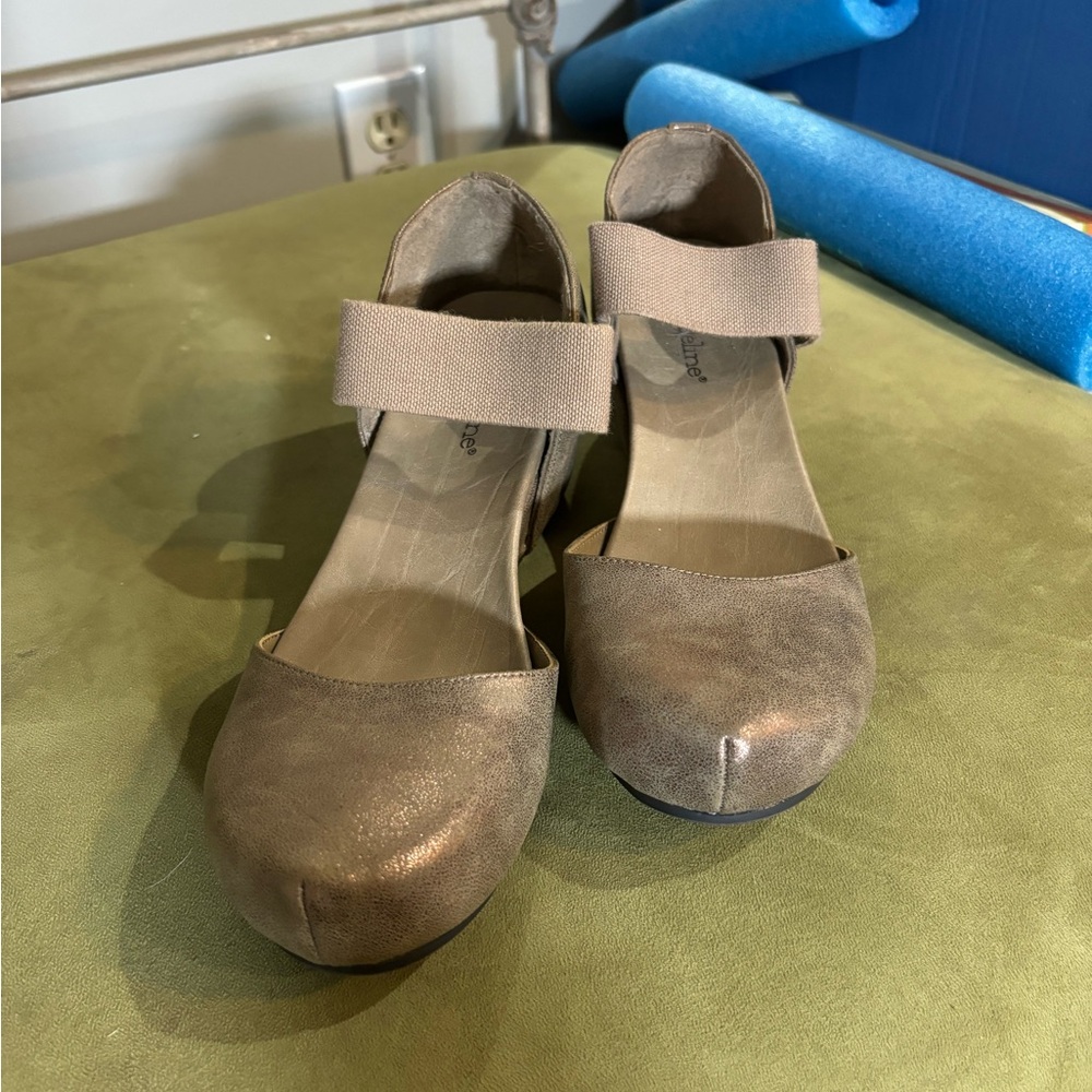 Size 7.5 Madeline closed toe wedge sandal Chrome gold metallic shimmer shoes